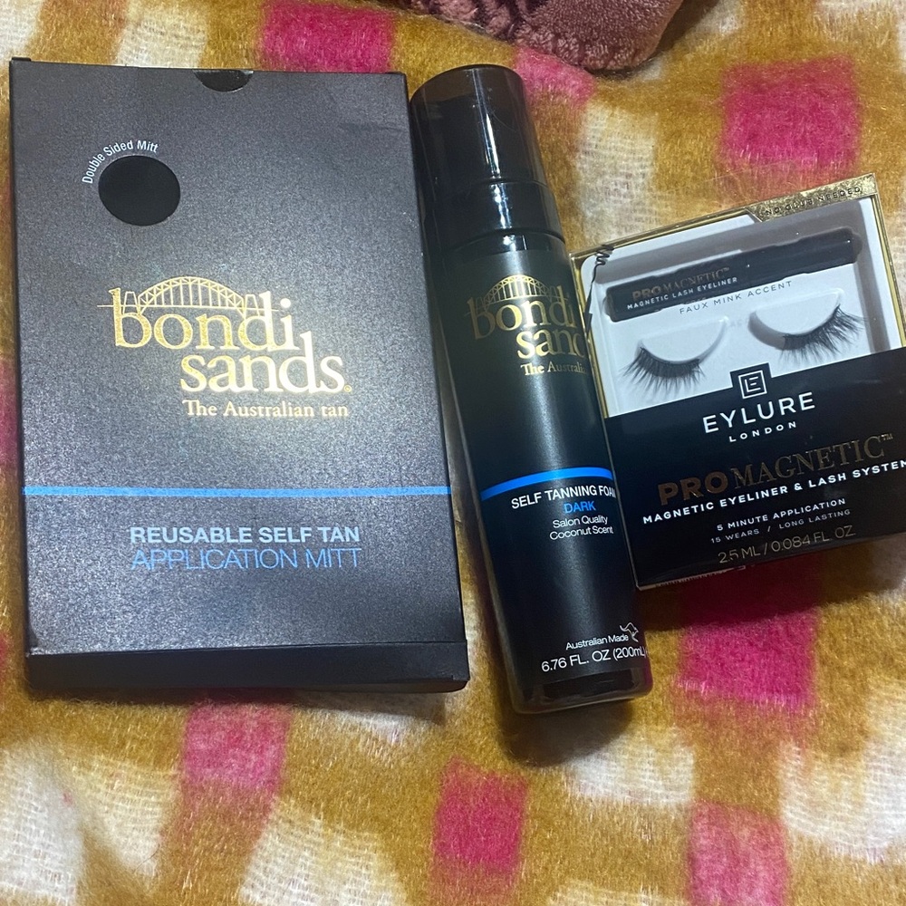 Bondi Sands Self Tanning Foam with Mitt and Eyelure Lashes